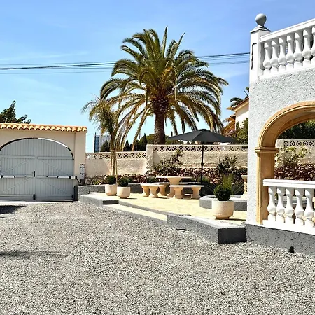 Sunny In A Cosy With Shared Swimming Pool *