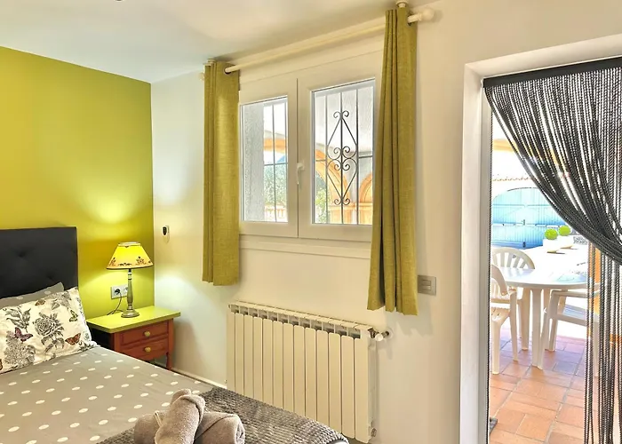 Appartement Sunny In A Cosy With Shared Swimming Pool