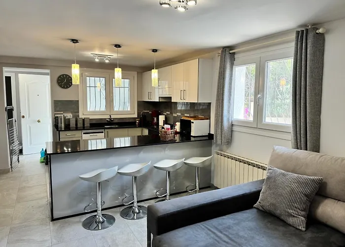 Appartement Sunny In A Cosy With Shared Swimming Pool