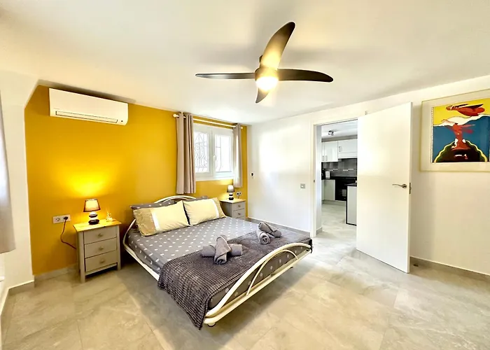 Sunny In A Cosy With Shared Swimming Pool *