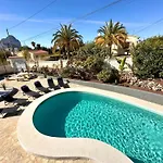 Sunny In A Cosy With Shared Swimming Pool شقة