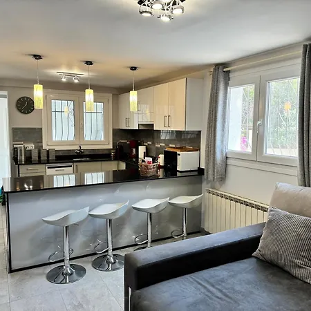 Apartman Sunny In A Cosy With Shared Swimming Pool