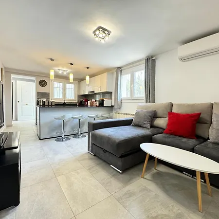 Sunny In A Cosy With Shared Swimming Pool