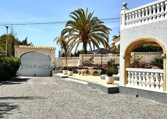 Sunny In A Cosy With Shared Swimming Pool *