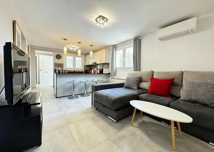 Sunny In A Cosy With Shared Swimming Pool